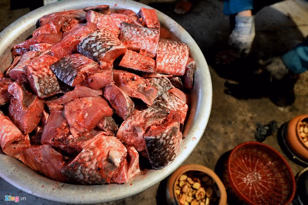 Tại đây, dân làng Vũ Đại chỉ sử dụng cá trắm đen, trọng lượng từ 4 kg trở lên để kho tộ. Chủ nhà cho biết các năm trước đây thường nhập cá từ các tỉnh Thái Bình, Nam Định, Hải Phòng hoặc Ninh Bình về nhưng bây giờ nguồn đó không còn đảm bảo chất lượng. Thay vào đó gia đình nhập cá ngay tại Hà Nam bởi ở đây đã có những chủ nuôi cá đủ số lượng để cung cấp cho hàng trăm hộ làng Vũ Đại làm nghề kho cá.