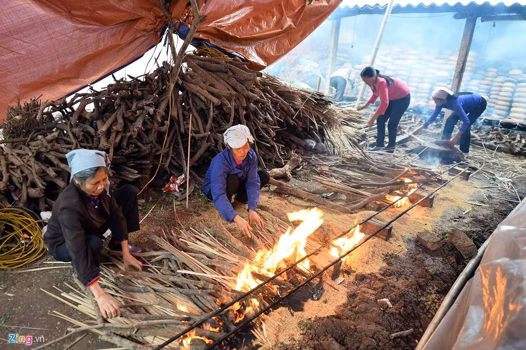 Nhân công thổi lửa chuẩn bị kho cá tại hộ ông Trần Bá Sản và bà Trần Thị Thìn tại làng Đại Hoàng (thường gọi là làng Vũ Đại), xã Hòa Hậu, huyện Lý Nhân, tỉnh Hà Nam. Vào thời điểm cận Tết, gia đình ông Sản nhận được nhiều đơn đặt hàng cá kho làng Vũ Đại hơn ngày thường.