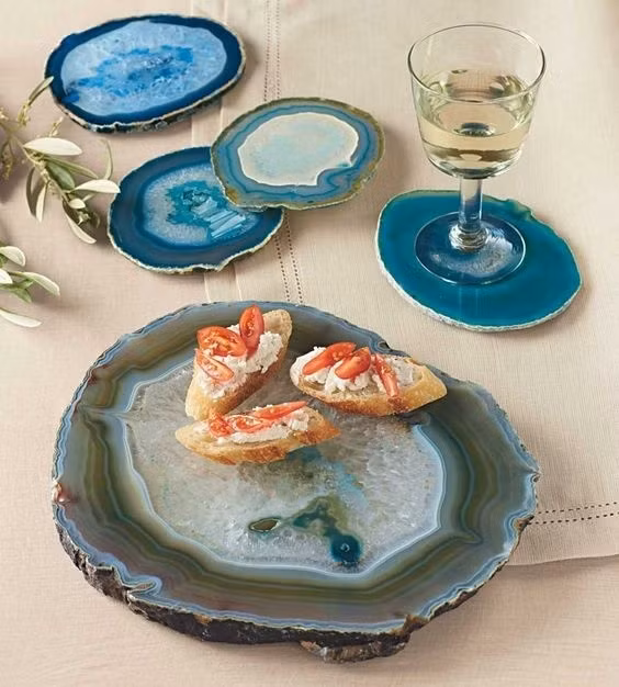Cùng biến tấu những viên đá trở thành đĩa hay đế lót ly trong bữa ăn để tạo bất ngờ cho khách quý nhà bạn nhé.