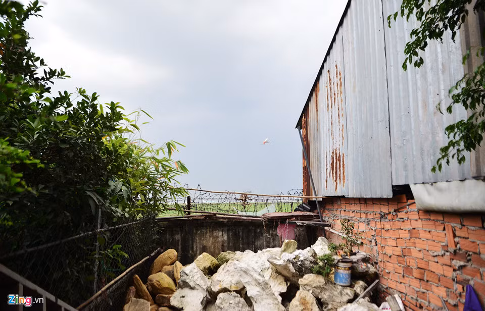 Hàng rào phía sau các cửa hàng này chỉ là bờ tường thấp đã cũ kết hợp dây thép gai bảo vệ hành lang sân bay.