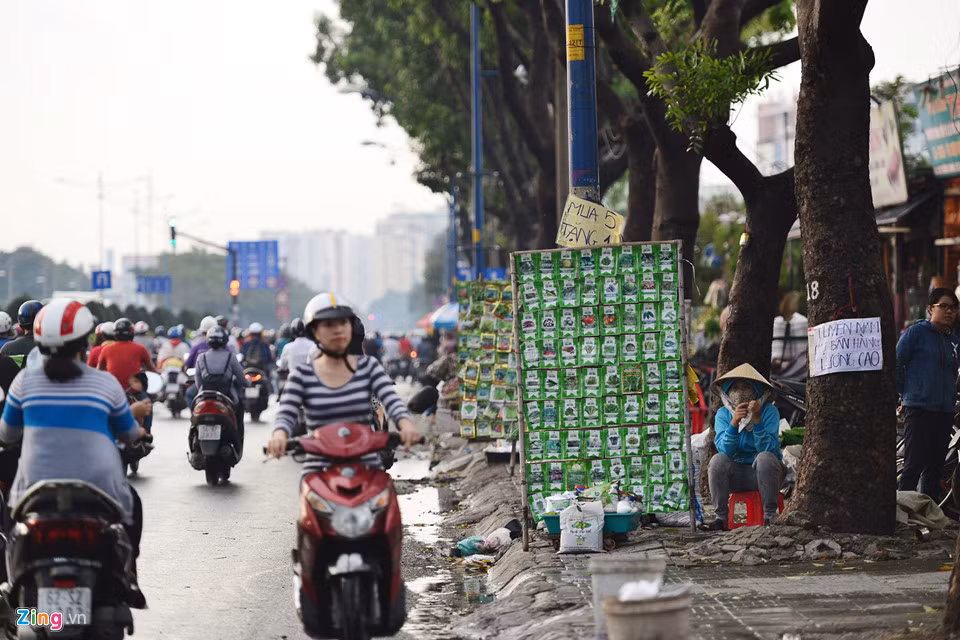 Tuy nhiên, đây cũng là đoạn đường nhiều người bày hàng hóa ra giữa vỉa hè, các xe hàng rong tập trung, xe chạy ngược chiều gây khó khăn giao thông vào giờ cao điểm.