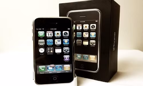 Chính thức ra mắt từ ngày 9/1/2007 nhưng phải đến 29/6/2007 chiếc iPhone đầu tiên của Apple mới bán ra thị trường. iPhone đời đầu hấp dẫn người dùng bởi màn hình cảm ứng 3,5 inch, bộ nhớ trong tùy chọn 4GB hoặc 8GB. Ảnh: Youtube.