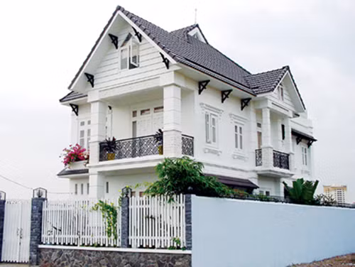 Phần mái ngói phô ra vẻ đẹp kiến trúc truyền thống kết hợp với các kiến trúc cách điệu của cửa sổ, cửa kính giúp ngôi nhà trở nên hoàn hảo. Ảnh: Houseland.