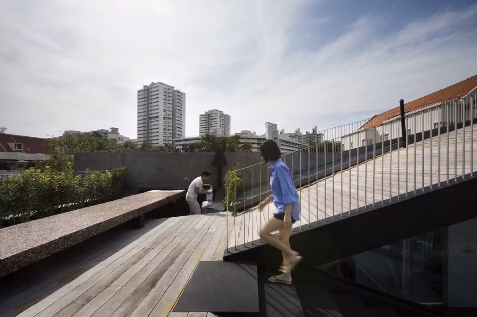 Nơi sinh hoạt ngoài trời kết hợp vườn cây tựa như một công viên thu nhỏ.