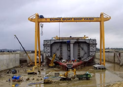 Sau 5 năm chuyển giao từ Vinashin về PVN, các chỉ tiêu tài chính của Công ty DQS có dấu hiệu chuyển biến, từ chỗ thua lỗ triền miên đến có lợi nhuận, nộp ngân sách nhà nước. Ảnh: Hà Nội mới.
