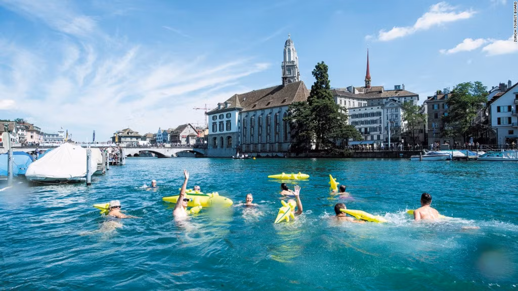 Một tháng tối thiểu ở Zurich: Bạn sẽ phải chi khoảng 1.350 USD (khoảng 30 triệu đồng) nếu tiết kiệm hết mức. Tuy nhiên, mặt bằng lương ở Zurich khá cao, đủ cho bạn chi trả cuộc sống. Tuy nhiên, bạn nên chuẩn bị sẵn một khoản trong những tháng đầu sống ở đây. Ảnh: Livingbig.