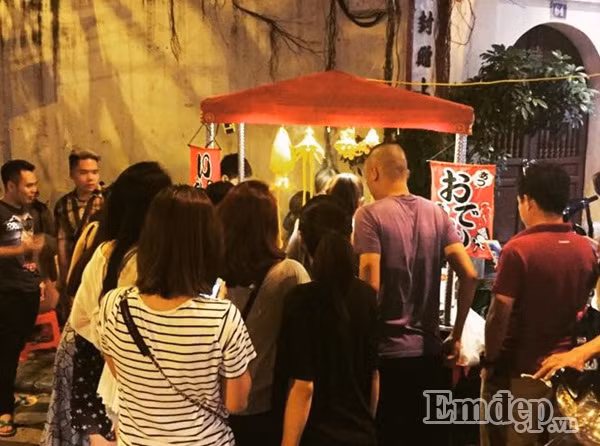 Dù mới chỉ xuất hiện trong một thời gian ngắn, nhưng góc phố này luôn đông đúc người đứng xếp hàng để chờ mua mực, như vậy cũng đủ để thấy độ "hot" của món ăn này.