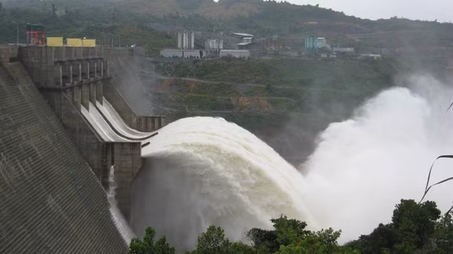 Hồ chứa nước thủy điện Hòa Bình bao trùm diện tích 302km, có dung tích 9,5 tỷ m3 nước, mực nước cao tại đập tới gần 120 mét. Một lượng nước khổng lồ được con người chế ngự bởi công trình đồ sộ - đập thủy điện Hòa Bình. Ảnh: Baophapluat.