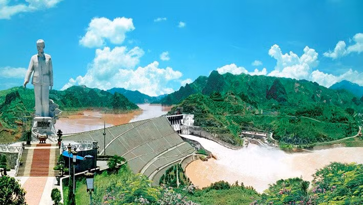 Một điều thú vị là toàn bộ thân đập nhà máy thủy điện Hòa Bình được xây bằng vật liệu đá đổ với lõi giữa bằng đất sét thay vì bê tông như các công trình thuỷ điện khác do tình hình địa chất phức tạp. Ảnh: PYS Travel.