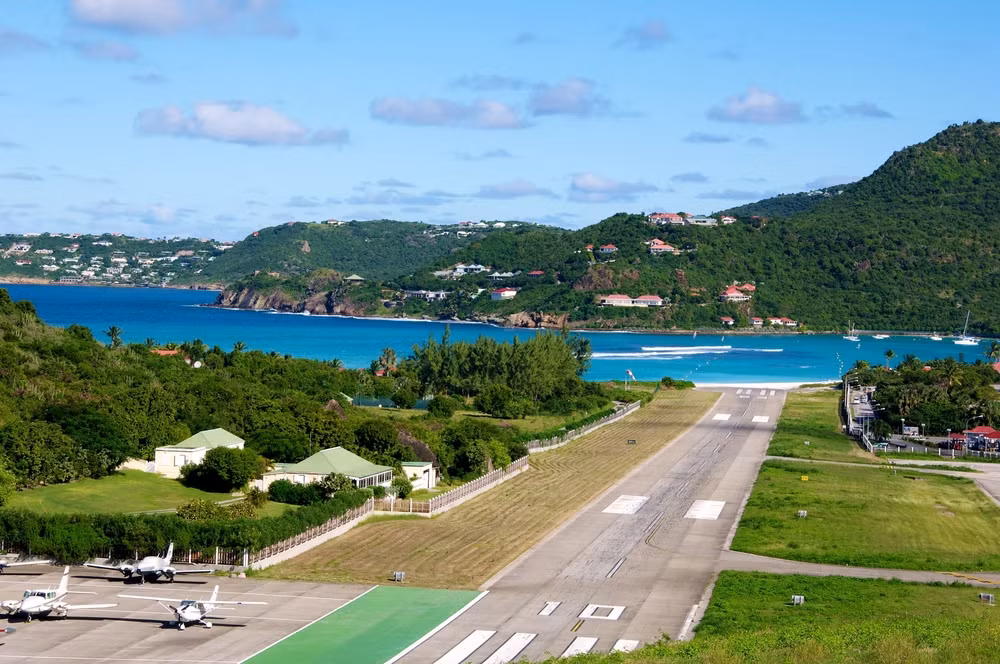 Sân bay St. Barts ở Caribbean có đường băng tương đối ngắn (chỉ 0.4 dặm). Chỉ có hai máy bay chở không quá 20 hành khách được phép hạ cánh tại đây. Ảnh: Opodo.