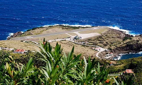 Sân bay Saba nằm trên hòn đảo Caribbean xinh đẹp là một trong những sân bay nhỏ nhất thế giới với đường băng dài 0,2 dặm (chưa tới 400 mét). Ảnh: Flickr.