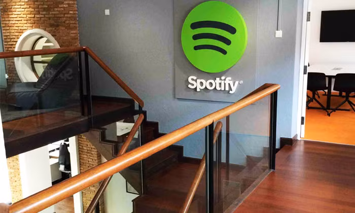 Spotify là dịch vụ streaming duy nhất có gói miễn phí. Người dùng có thể nghe mọi ca khúc có trong thư viện miễn là chấp nhận các quảng cáo xuất hiện. Ảnh: Printest.