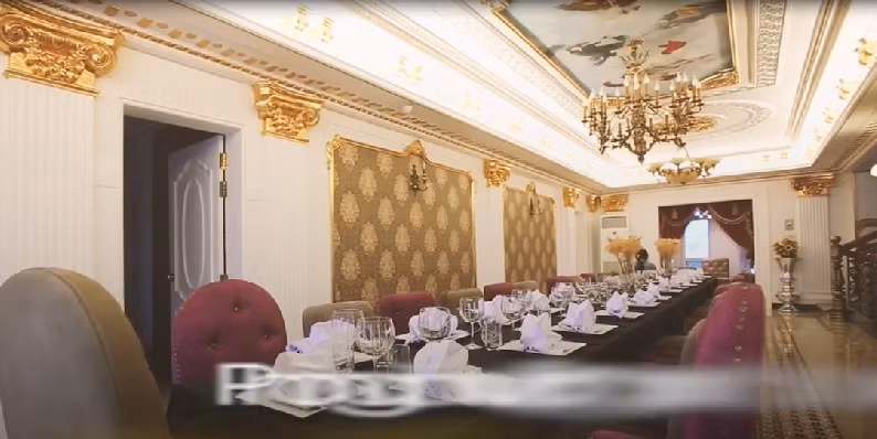 Phòng ăn nổi bật với gam màu vàng kết hợp trắng.