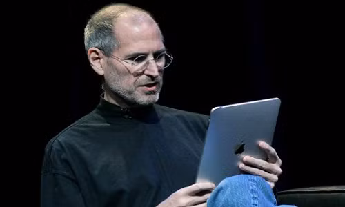 iPhone ra đời vì... Steve Jobs xung đột với nhân viên Microsoft iPhone ra doi vi... Steve Jobs xung dot voi nhan vien Microsoft