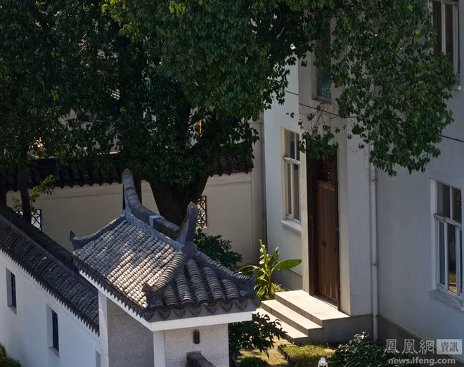 Căn nhà lắp camera khắp nơi trong sân vườn và thường xuyên đóng cửa.