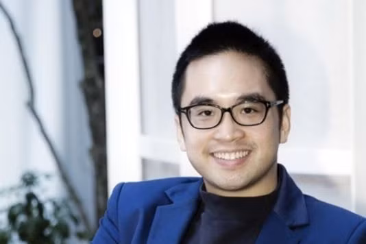 Với khối tài sản khổng lồ thừa kế từ cha mình, Adrian Cheng trở thành một trong những doanh nhân trẻ giàu nhất Châu Á. Ảnh: Le Monde.