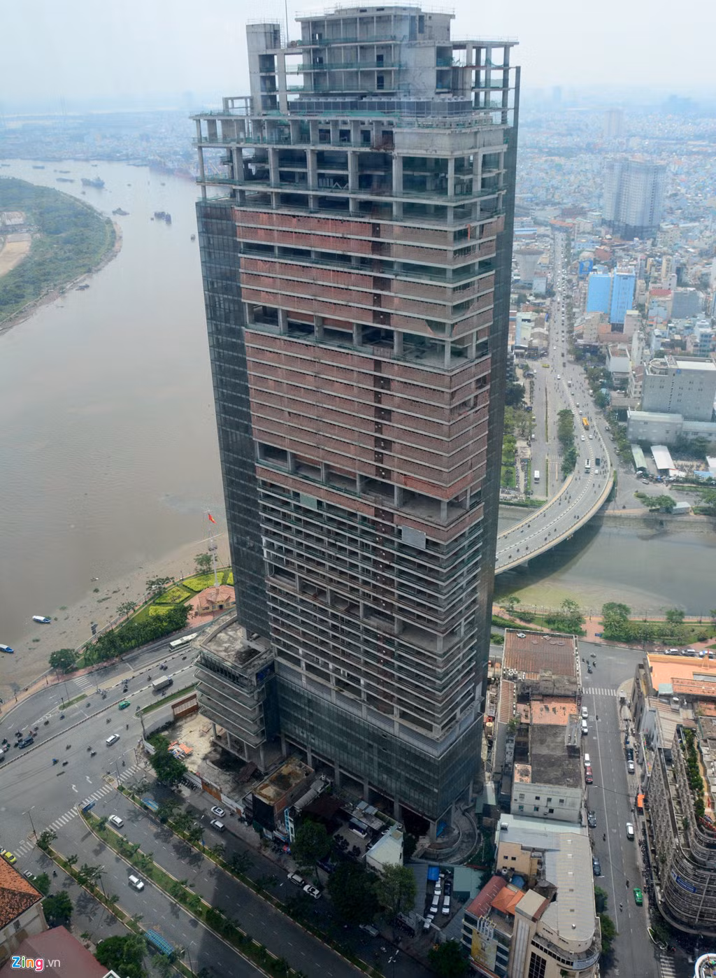 Là dự án tạo tiếng vang và được chờ đợi ở khu trung tâm thành phố, thế nhưng sau 2 năm khởi công, Saigon One Tower rơi vào bế tắc, khi hầu như phần thô của công trình đã được thi công xong.