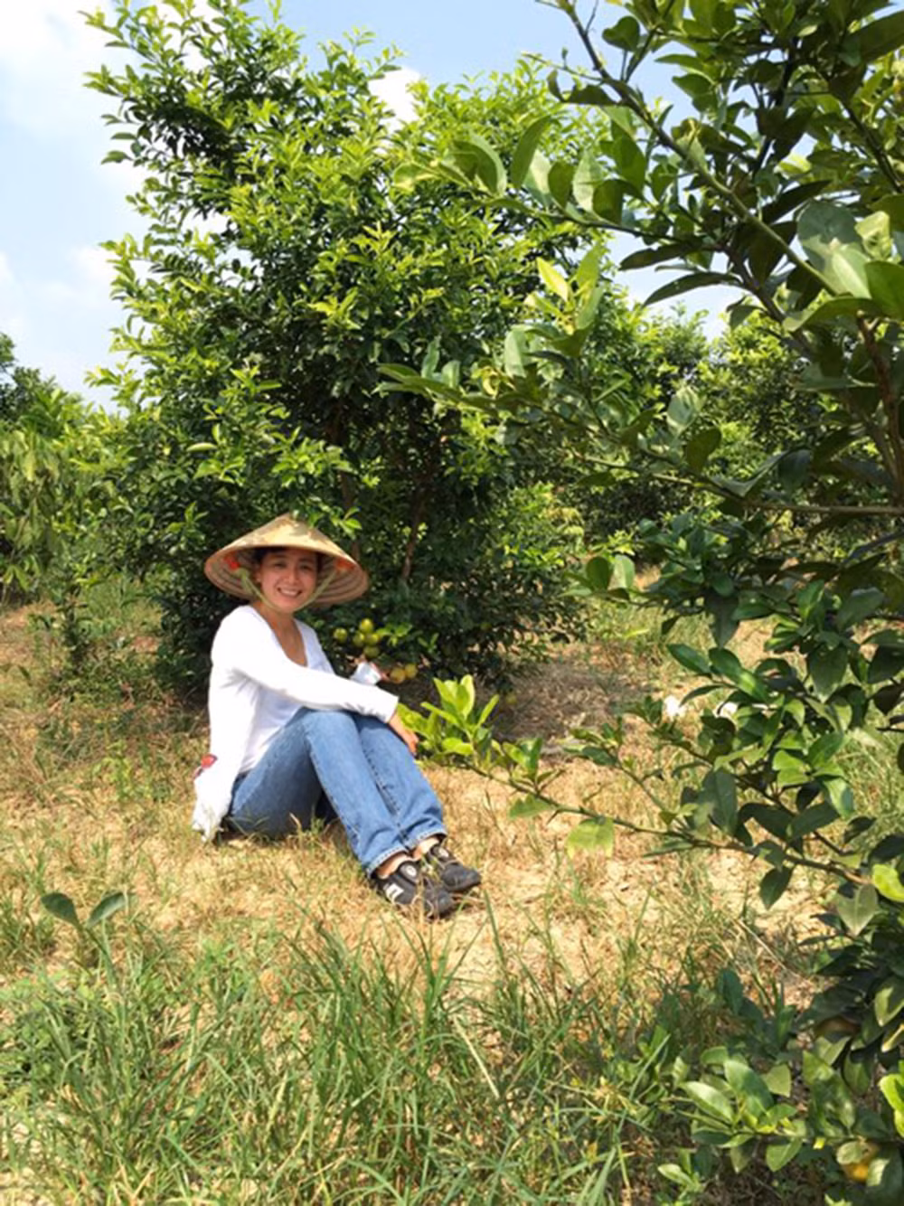 Nghệ sĩ Chiều Xuân là người tự tay chọn các loại cây giống và cùng người làm vườn có kinh nghiệm giám sát xem cây được trồng đúng kỹ thuật chưa. Ảnh: FBNV.