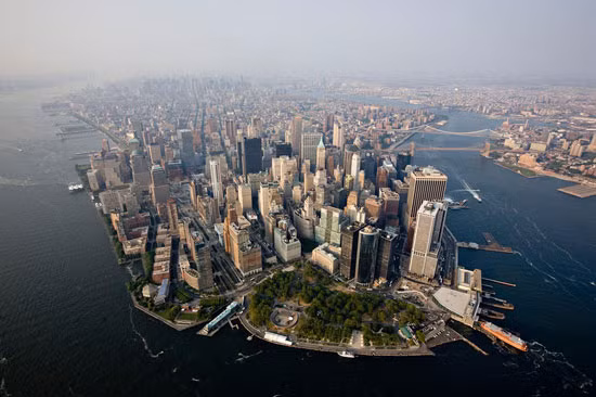 Những tòa nhà văn phòng trên quận tài chính Manhattan. Ảnh: Dailymail.