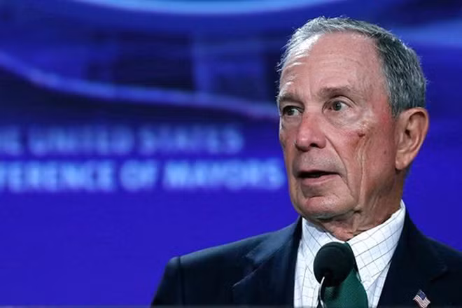 Michael Bloomberg. Thay vì dành toàn bộ khối tài sản khoảng 50 tỷ USD cho các con gái, cựu thị trường thành phố New York Michael Bloomberg dự định quyên cho các tổ chức từ thiện để giúp xây dựng tương lai tốt đẹp hơn.Trong lá thư gửi tới chương trình Giving Pledge, Bloomberg viết: “Nếu bạn muốn làm gì đó cho con cái và cho thấy bạn yêu chúng thế nào, điều tốt nhất – đến lúc này – là hỗ trợ cho các tổ chức mà sẽ tạo ra tương lai tốt đẹp hơn cho chúng và con cái chúng”.