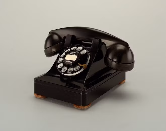 Trong những năm 1930, nhà thiết kế nổi tiếng Henry Dreyfuss đã tạo ra thiết bị mà nhiều người coi là điện thoại hiện đại đầu tiên: Dòng 302. Thiết kế của nó cho thấy sự khác biệt so với các dòng trước đó: Chiếc chuông nằm trong điện thoại thay vì một thành phần riêng biệt, khay nằm theo chiều ngang, người dùng nói chuyện và lắng nghe ở 2 đầu khác nhau.