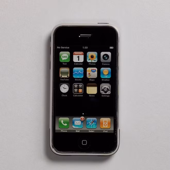 iPhone ra mắt vào năm 2007 đã thay đổi hoàn toàn khái niệm điện thoại, bằng cách biến nó thành một máy tính di động nhỏ gọn. Mặc dù điện thoại màn hình cảm ứng đã xuất hiện từ trước đó, nhưng giao diện và thiết kế đẹp mắt của iPhone mới tạo ra cuộc cách mạng về thiết kế điện thoại di động. Cho tới nay, iPhone vẫn được xem là chuẩn mực của smartphone dù đã qua nhiều đời với nhiều thay đổi.