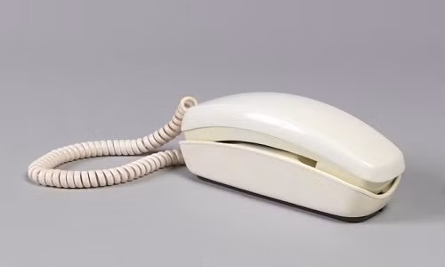 Sau chiếc điện thoại 302, công ty AT&amp;T nhận ra rằng họ có thể sản xuất và bán điện thoại ra thị trường. Kiểu thiết kế hình vuông truyền thống của điện thoại đã được thay thế bởi một thiết kế mỏng hơn và có bàn phím. Sản phẩm có tên Trimline, lần đầu tiên được công ty điện thoại này sản xuất vào năm 1965 với các nút * và # đã được thêm vào.