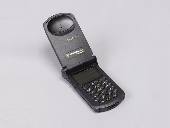 Hai năm sau, Motorola tung ra StarTAC, mẫu điện thoại nắp gập nhỏ gọn màu xám với màn hình và phím hình bầu dục.