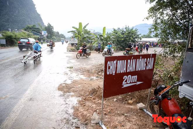 Năm nay đã không còn tình trạng bày bán la liệt trên quốc lộ 1A nữa mà khu chợ na được tập trung lại trong một khu vực riêng, cạnh đó, thuận tiện cho khách đến mua hàng.