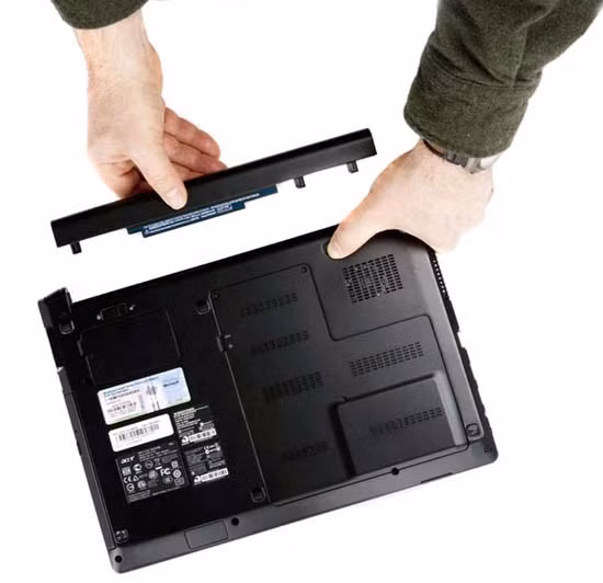 Điểm tiếp xúc giữa pin và máy có thể làm giảm hiệu suất sử dụng của pin. Đừng quên lau sạch điểm tiếp xúc này bằng vải mềm có tẩm cồn để giảm thiểu thất thoát năng lượng do tiếp xúc kém. Ảnh: Cnet.