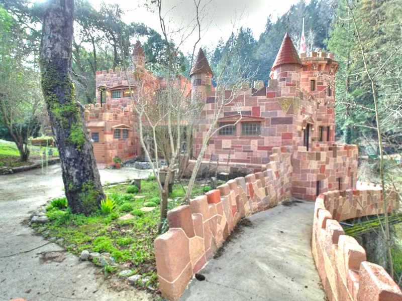 Ngôi nhà tại Ben Lomond, California có tháp pháo riêng, ngục tối và một bàn cờ trên mái nhà.