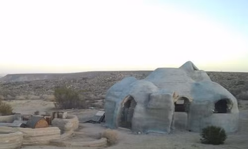 Căn nhà kỳ quặc hình củ hành nằm tại Pioneertown, California được bán với giá 100.000 USD.