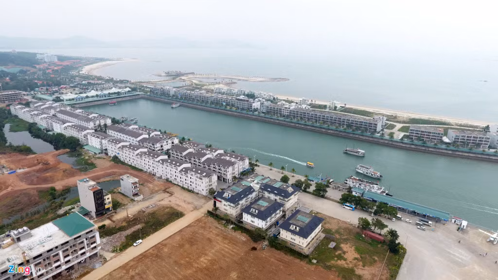 Ông Đào Hồng Tuyển cũng chính là người đã chi hơn 80 tỷ đồng để xây dựng con đường dài hơn 2 km nối đất liền với đảo Tuần Châu, khi đó còn rất hoang sơ và chưa có điện, nước. Đổi lại, ông được phép khai thác 98 ha đất trên đảo để thực hiện các dự án của mình.