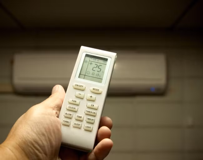 Theo các kỹ thuật viên, bật liên tục sẽ khiến điều hòa bị quá tải. Dàn nóng phải làm việc và sinh nhiệt nhiều hơn nên việc cháy nổ rất có thể xảy ra. Ảnh: Quantrimang.