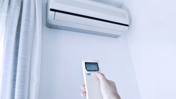 Hơn nữa, đa số các gia đình đều không có thói quen kiểm tra nguồn điện trong nhà. Đường điện trong nhà quá yếu, làm cho tụ điều hòa phải kích liên tục làm cho tụ quá tải và phát nổ. Ảnh: Vnreview.