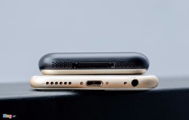 Chuẩn sạc 30 pin được thay thế bằng Lightning từ thời điểm iPhone 5 ra mắt.