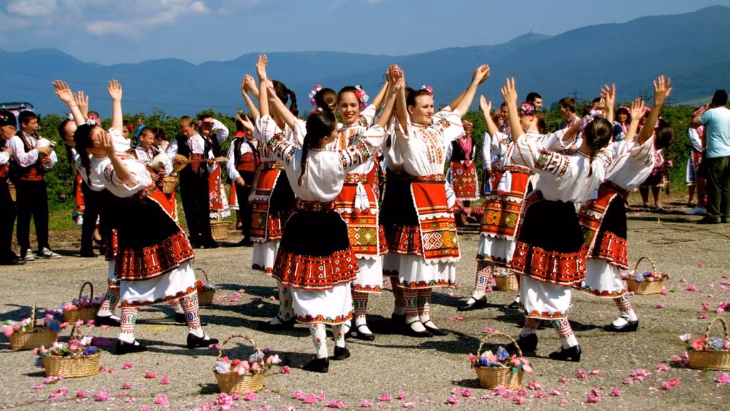 Hòa mình vào âm nhạc và các điệu múa dân gian do những nghệ sĩ đến từ vùng Balkan và đất nước Nga mang lại. Ảnh: Viva Holiday.