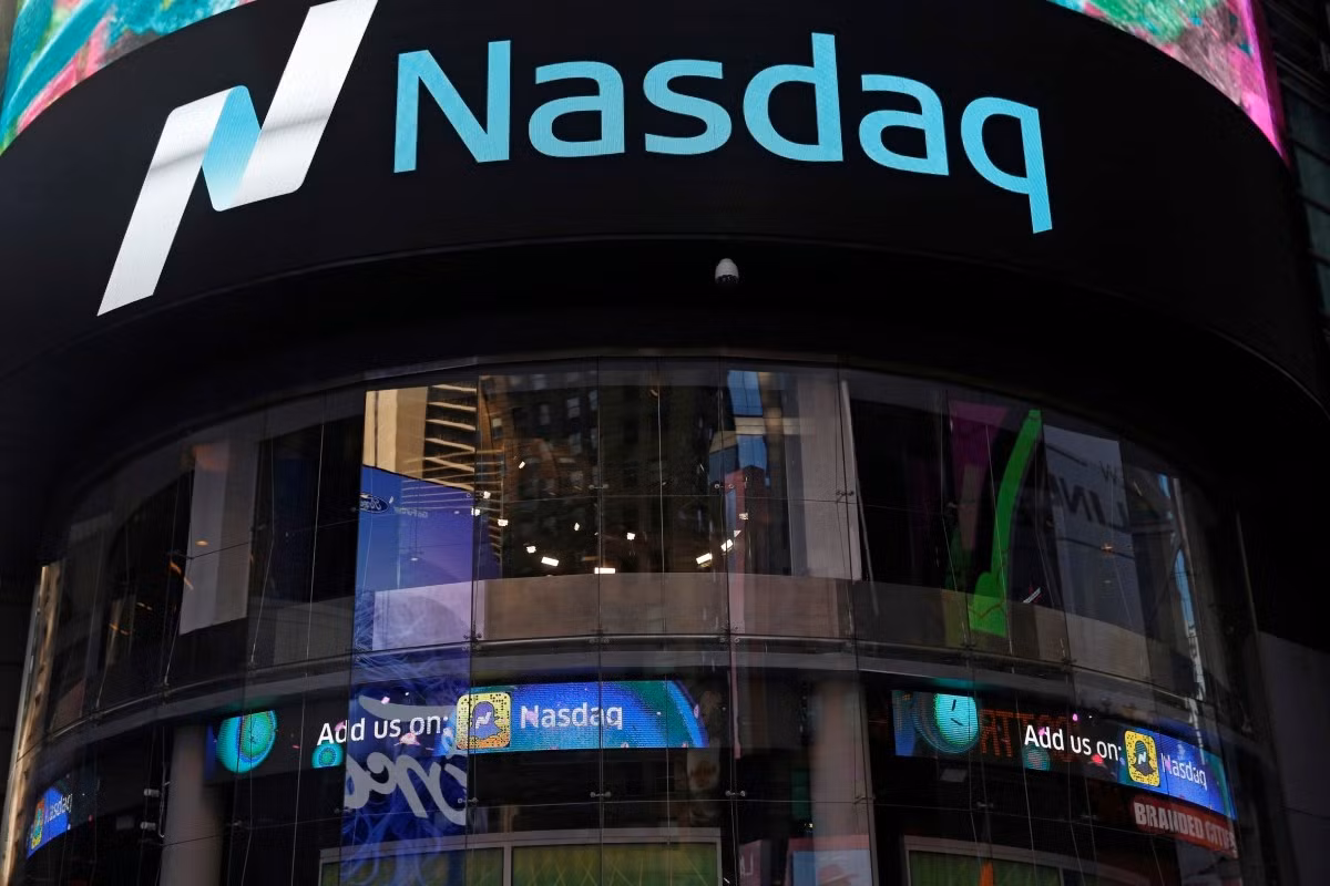 Sự gắn bó của các công ty công nghệ Google, Apple, Dell, Baidu, First Solar, Microsoft, Apple, Cisco, Oracle...giúp NASDAQ được định giá cao và sánh ngang với NYSE. Ảnh: The Verge.