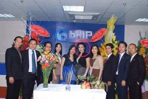 Tại Việt Nam, bà Yvonne Thúy Hoàng trở thành "thủ lĩnh" của công ty bán hàng đa cấp bHIP Việt Nam. Công ty chuyên cung cấp các loại thực phẩm chức năng. Ảnh: Phununet.