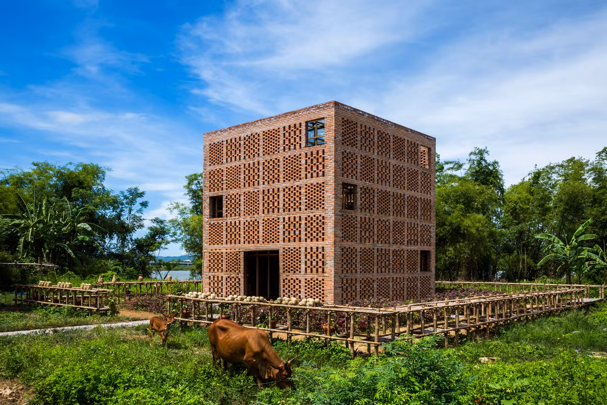 Đại diện đầu tiên cho công trình kiến trúc Việt Nam đạt giải năm nay là Terra Cotta Studio. Công trình tọa lạc tại Điện Phương, Điện Bàn, Quảng Nam. Công trình là một hệ khung tre dùng để phơi gốm, ngồi chơi và uống trà thư giãn ngoài trời. Ảnh: Archdaily.