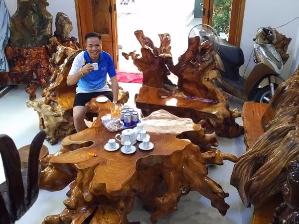 Trong phòng khách nhà đại gia Quảng Nam - Trương Quốc Sỹ có một bộ bàn ghế bằng gốc gỗ lũa huỳnh đàn (còn gọi là gỗ sưa đỏ quý hiếm) nặng gần 2 tấn. Ảnh: Vietnamnet.