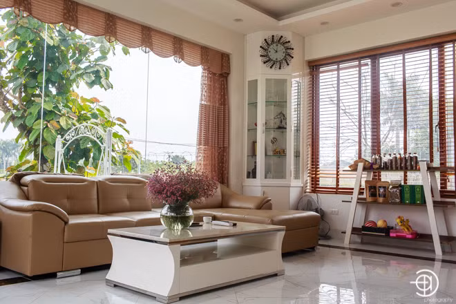 Phòng khách được bài trí với tông trắng, be chủ đạo.