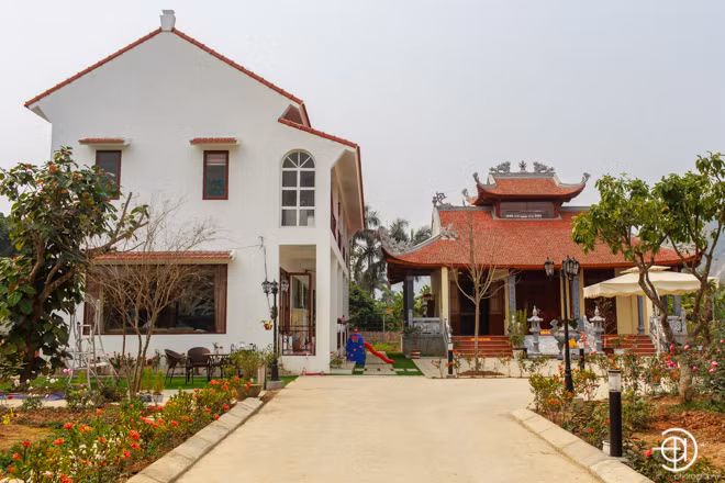 Khu nhà được chia làm ba gian, gian thờ Mẫu ở giữa, 2 gian 2 bên phục vụ mục đích sinh hoạt của gia đình ca sĩ.