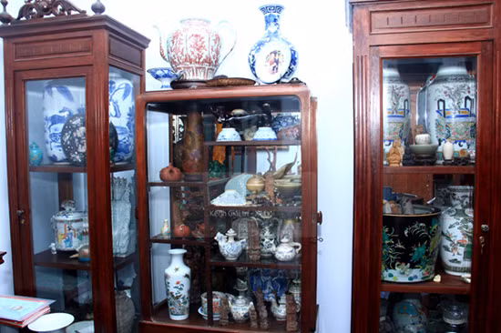 Trong nhà trưng bày không đếm xuể số lượng đồ cổ, bình gốm sứ.