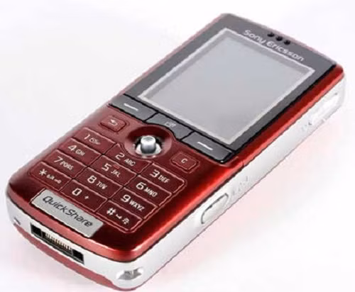 Dẫn đầu bảng xếp hạng smartphone bán chạy nhất Việt Nam bốn tháng liên tiếp 2005, Sony Ericson K750i nổi bật với camera 2MP cho chất lượng chụp ảnh ngang ngửa máy ảnh kỹ thuật số, đỉnh nhất thời bấy giờ. Ảnh: Mobilephone.