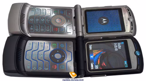 Với thiết kế gập, siêu mỏng, khoảng 14mm Motorola RAZR V3 mở đầu cho cuộc đua về độ mỏng của điện thoại di động. Vỏ và thân máy được làm từ nhôm mang đến cảm giác sang trọng. Camera độ phân giải 640x480 pixel hiển thị ra mặt trước máy để người dùng selfie. Ảnh: Mobile-review.