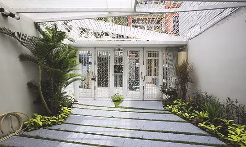 Phần lớn bề mặt ngôi nhà được thiết kế rỗng cho phép luồng gió lưu thông tự nhiên vào bên trong ngôi nhà.