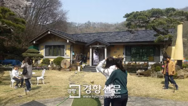 Bên cạnh đó, gia đình Song Joong Ki còn sở hữu một căn nhà đẹp tại quận Dong, thành phố Daejeon - nơi nam diễn viên sinh ra và lớn lên. Sau khi gây bão với "Hậu duệ của mặt trời", ngôi nhà của gia đình Song Joong Ki đã trở thành điểm du lịch thu hút nhiều vị khách đến thăm. Ảnh: Kyuhghyan.