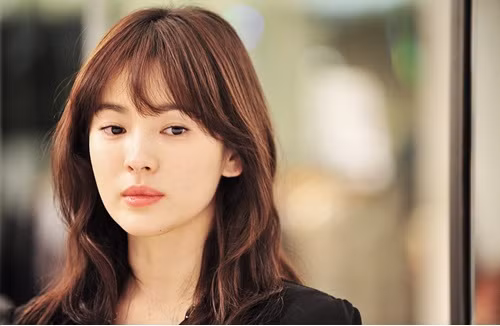 Mỗi tập phim "Gió mùa đông năm ấy" (2013), Song Hye Kyo được trả 60 triệu won (khoảng hơn 1,1 tỷ đồng). Sau 16 tập phim, người đẹp bỏ túi khoảng 960 triệu won (tương đương 18 tỷ đồng). Ảnh: Soompi.