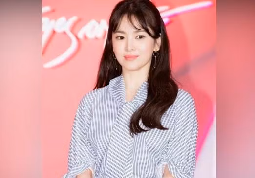 Gần đây nhất, người hâm mộ vô cùng choáng váng khi cát-xê quảng cáo của Song Hye Kyo với công ty trang sức tài trợ cho phim "Hậu duệ mặt trời" lên tới 2,6 triệu USD (khoảng 57 tỷ đồng). Ảnh: KpopStarz.